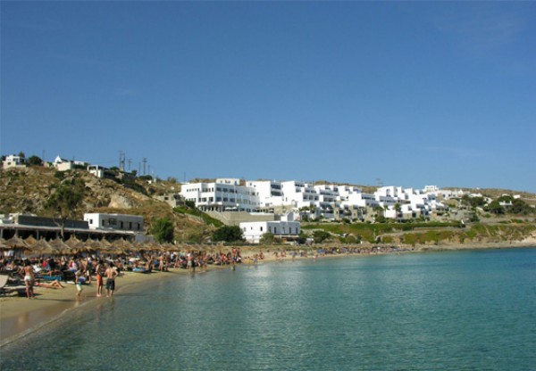 Psarou Beach: Cosmopolitan Air in Mykonos